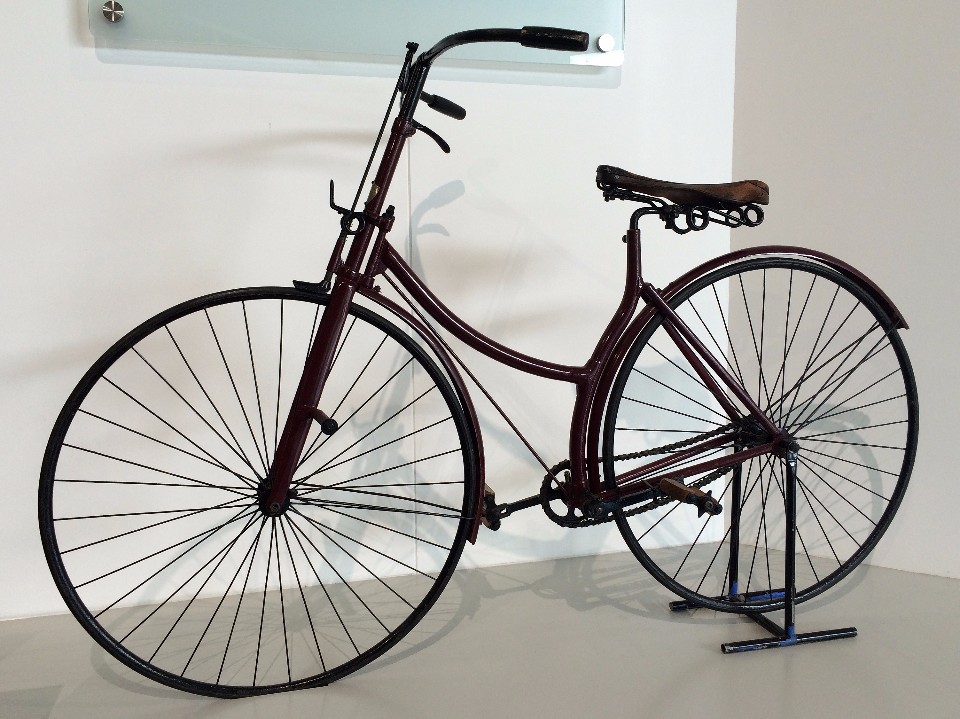 在博物館展出的「羅孚安全自行車」(取自維基百科)