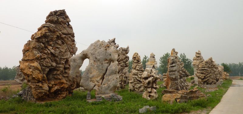 看看一大片壯觀的大型靈壁石園林，相當震撼。(圖片來源:http://www.anhuitravel.com.tw/)