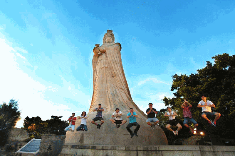 湄洲島的巨神像與北港媽祖是雙胞胎，隔海相望守護兩岸有著共同信仰文化的子民(圖片來源：黃克明攝)
