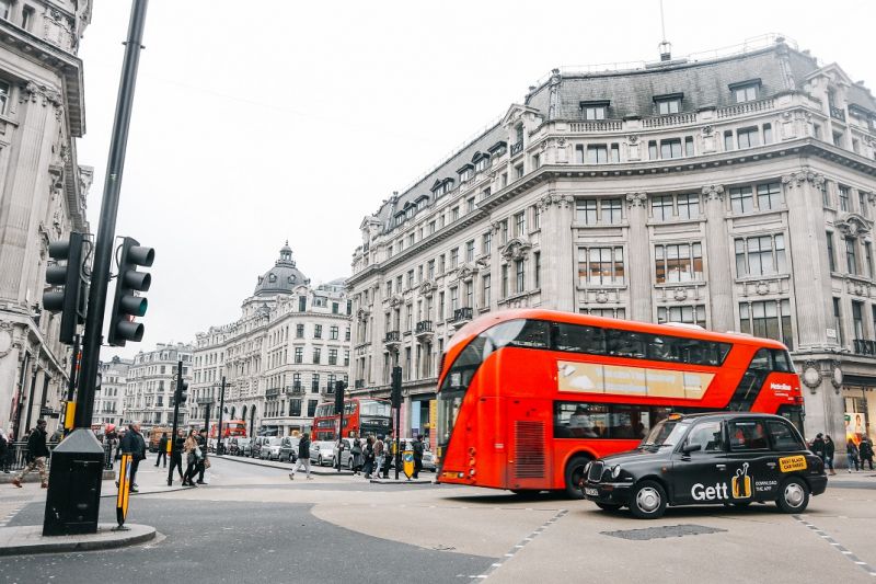 紅色雙層巴士、黑色計程車Black cab 在牛津街上奔馳，這是否也是你的倫敦印象？（Photo｜許詩美）