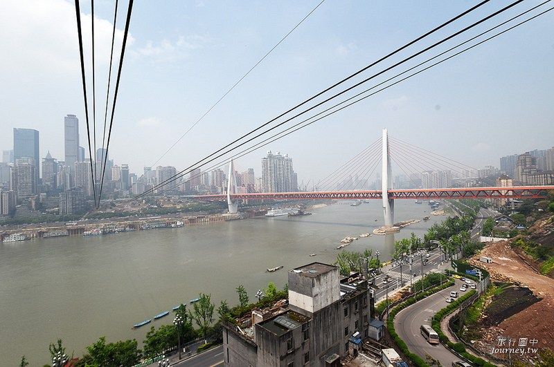一旁就是跨越長江新闢建的輕軌共構大橋(圖片來源：許傑)