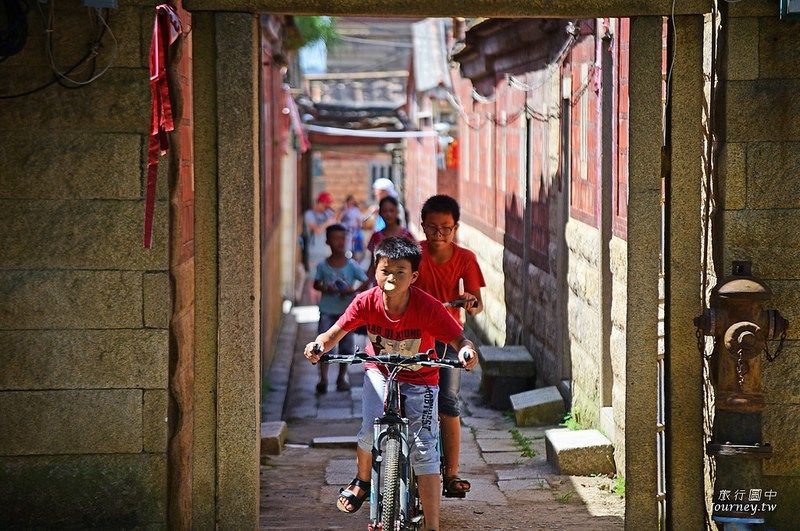 小朋友剛放學開心地騎著腳踏車穿越了蔡氏古民居的長廊(圖片來源：許傑)
