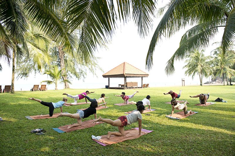 跟著G.O.在海邊練瑜珈。（圖片提供：Club Med）
