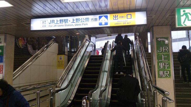 順著路標前往JR上野站。(photo by 阿福)