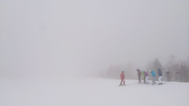 當地教練在大霧之中也選擇坡度穩定平緩的Course No.4教學。(photo by 阿福)