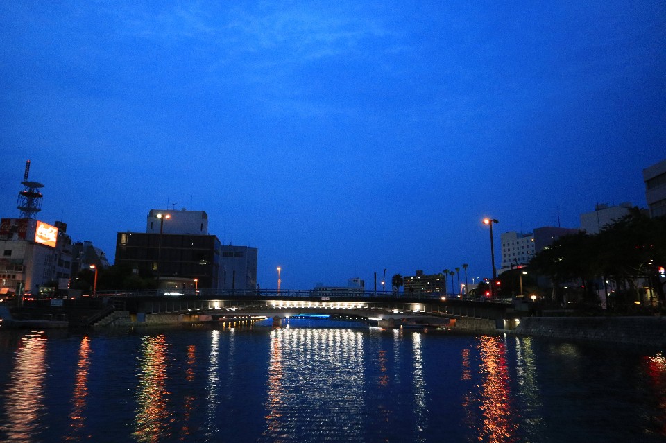 入夜後，每座橋的LED燈漸漸亮起，此時乘坐沙發船遊河，更別有一種氛圍。