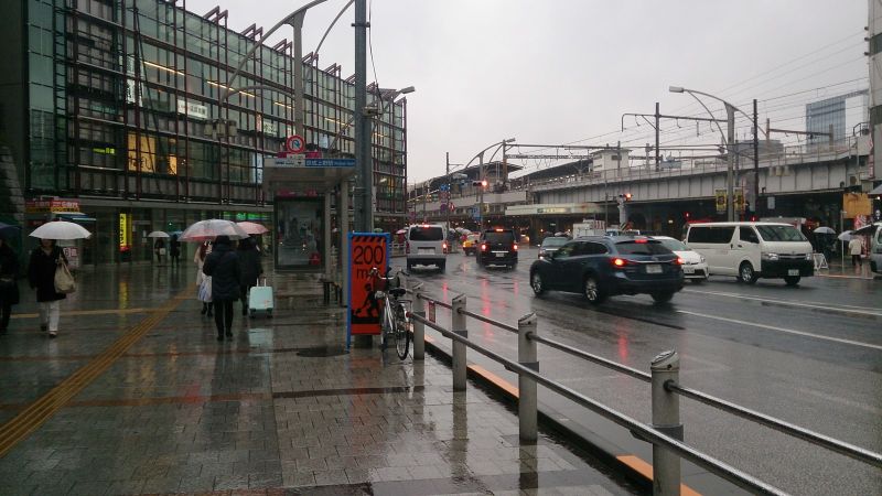 走出京成上野站後往左走，JR車站就在右前方。(photo by 阿福)