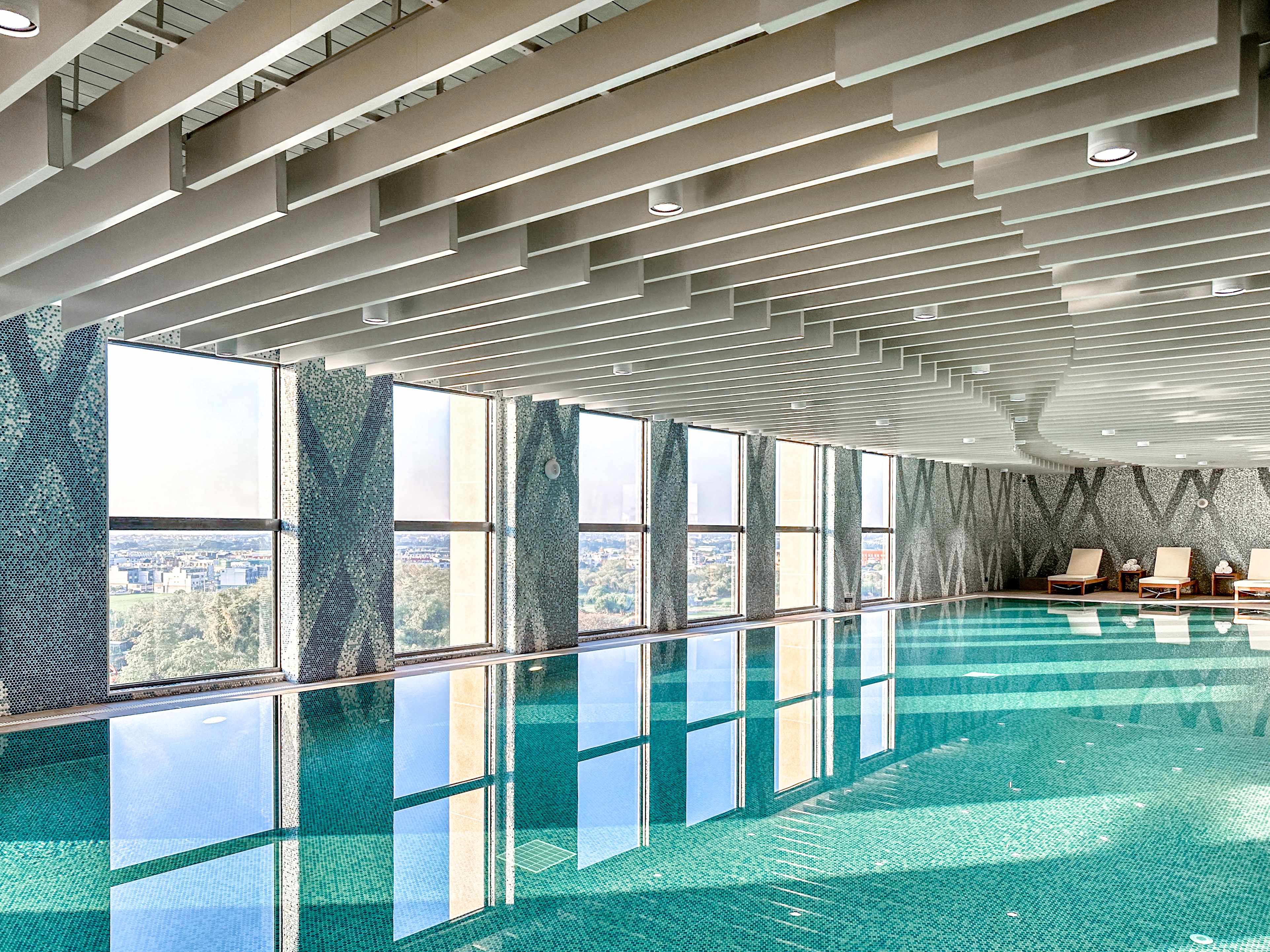 位於飯店7樓的游泳池。圖片來源｜嘉義福容voco酒店