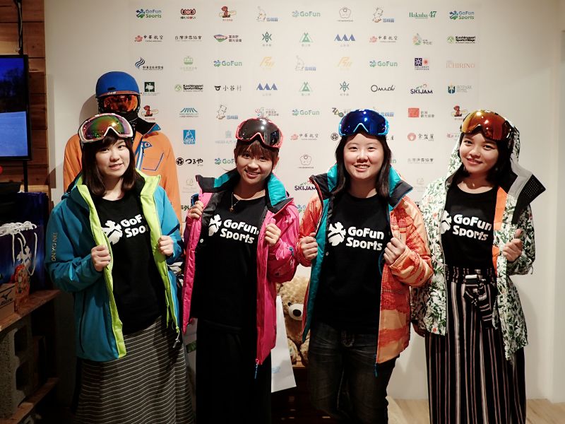 GoFun Sports店長豆豆(左二)與工作人員展示新款雪衣（娜塔蝦　攝）