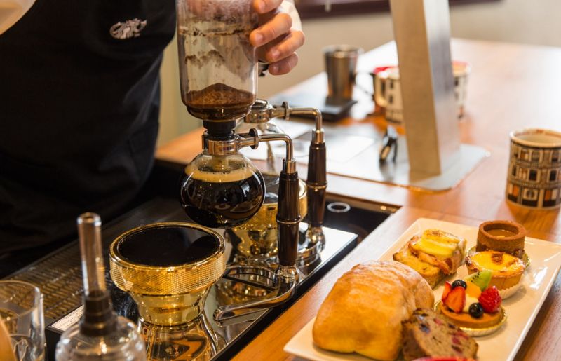 「艋舺門市」首次引進虹吸式咖啡調理服務以及昂舒巴黎獨家糕點。（統一星巴克提供）