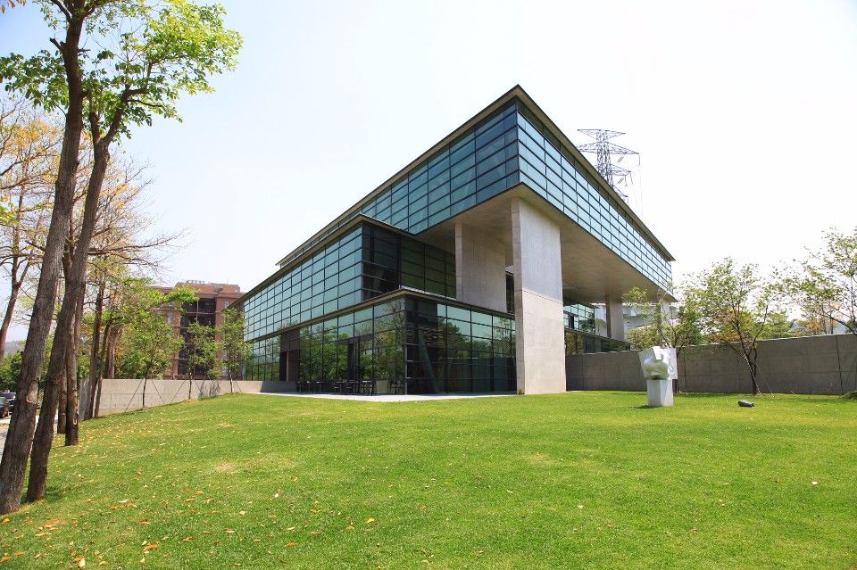 「亞洲大學現代美術館」為安藤忠雄在台灣的首座設計建築。（Flickr授權作者－Forgemind ArchiMedia）