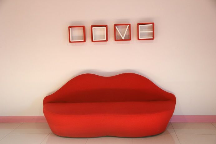 紅唇沙發是主題客房招牌房景。（鐘玉霞攝影）