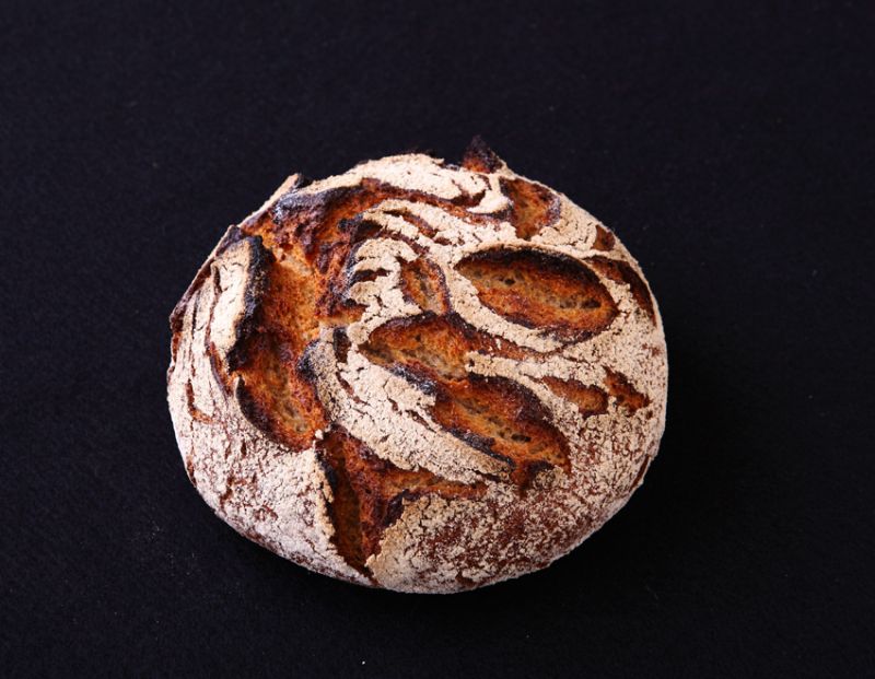 玫瑰麵包／融合德式麵 包的製作基礎，這是款 口感軟潤，帶著和諧酸味的酸種麵包。(陳家偉攝)