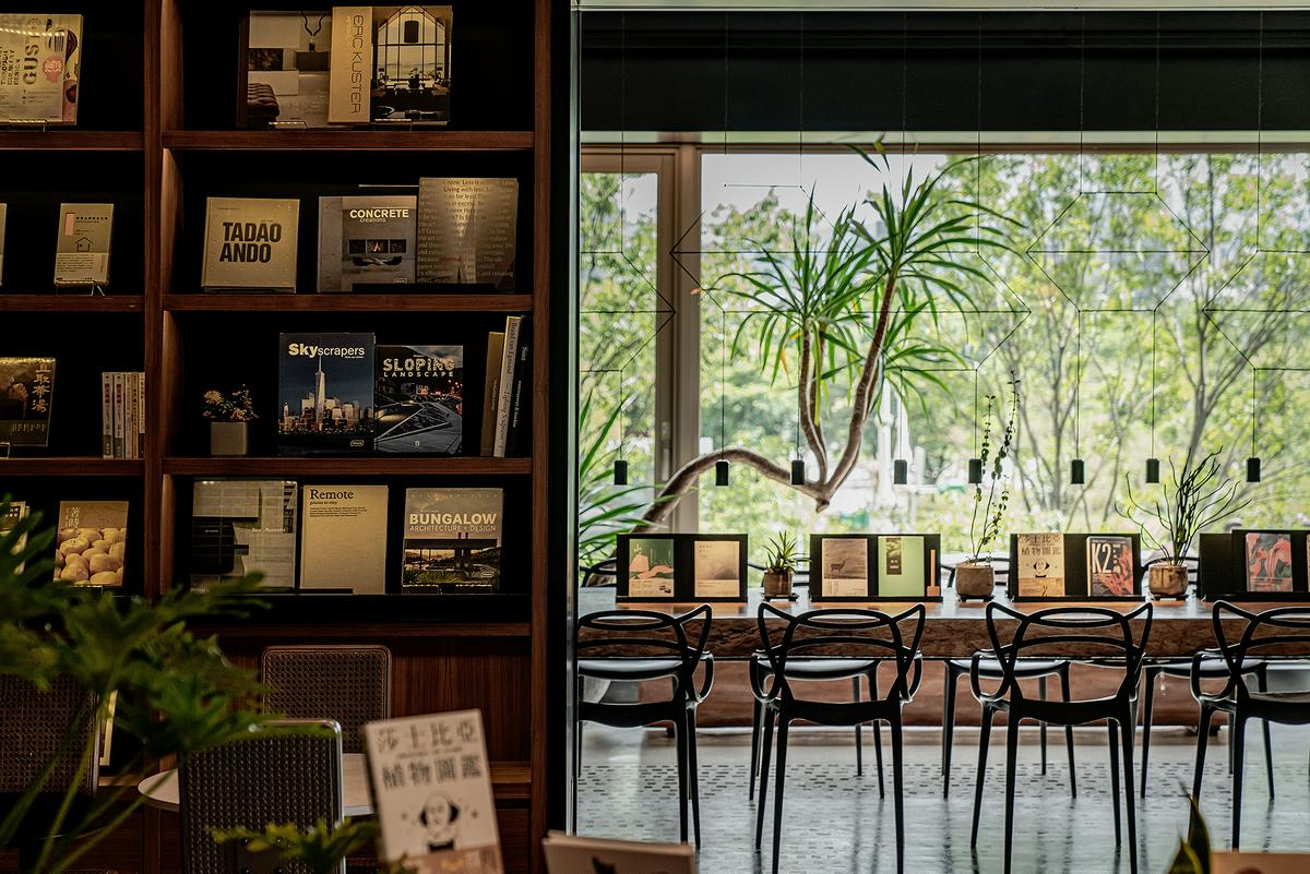 森大青鳥可說是全台北唯一能看見森林的書店；圖片／青鳥書店
