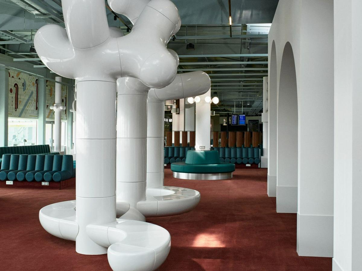當地藝術家工作室 Les Simonnets創作的白色雕塑兼作替代長椅