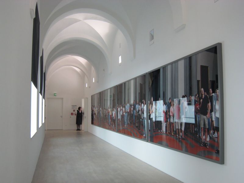 迴廊成為巨型帶狀畫作的展示空間，透視感也創造出畫作的另一種戲劇效果。(攝影/林芳怡)