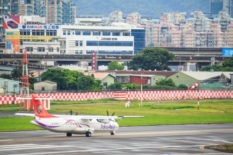 濱江果菜市場，400mm焦段（復興航空ATR-72-600） 圖攝/吳仁凱