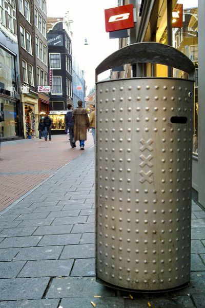 阿姆斯特丹市區的一班垃圾桶（圖片ˋ來源：Flickr cc授權作者Tim Samoff）