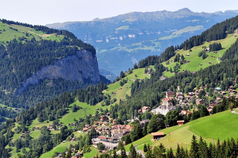 搭乘火車可以盡情欣賞瑞士的旖旎風光。（照片提供： GoldenPass、Wikimedia Commons、雄獅旅遊）