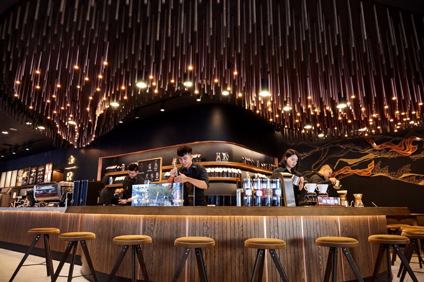 顧客能在星巴克摩登典藏吧台親身看到咖啡大師以各型式的頂級咖啡器具展演及製作專屬咖啡飲品。(統一星巴克提供)