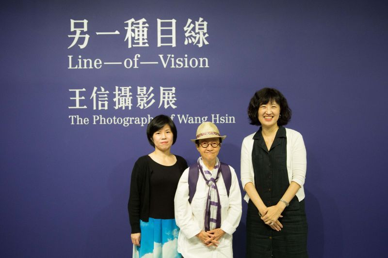 北美館館長林平(左)、藝術家王信(中)與策展人雷逸婷(右)／北美館提供