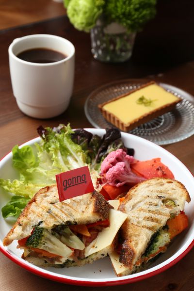 青醬烤蔬菜乳酪帕里尼／選用Pure Bread的麵包，是款吃蛋奶素的客人也可食用的餐點，不僅用料實在，更吃的到健康。（蘇國輝攝)