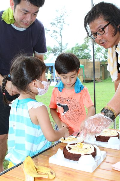 爸拔們在母親節這天，特地帶著孩子們親子手作DIY巧克力水果蛋糕，準備想要給辛苦的媽咪來個驚喜！(盧育君 攝影)
