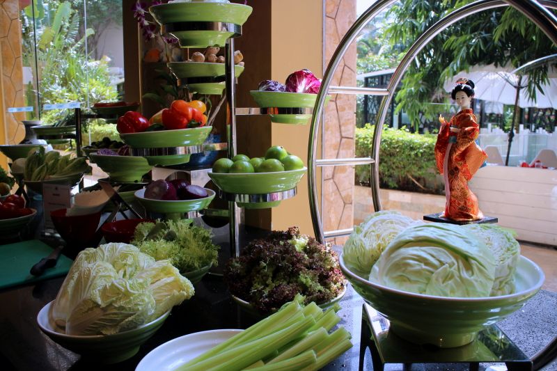 主餐廳每日每餐備有豐盛餐食吃到飽，更設置有機蔬菜餐檯。（照片提供：Jenna Yang）