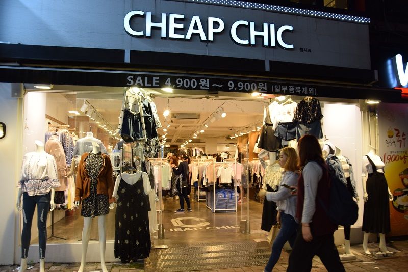 「便宜時尚」服飾店，價位僅4,900至9,900韓幣（台幣1百多至3百多元）（圖片來源：方雯玲攝）