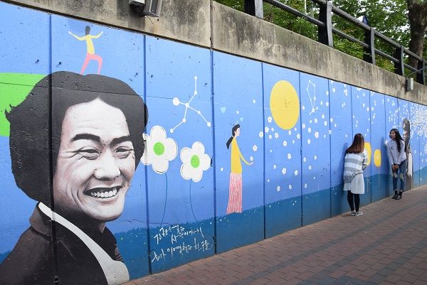 金光石路壁畫街，成為韓劇喜愛的取景地點。（方雯玲攝）