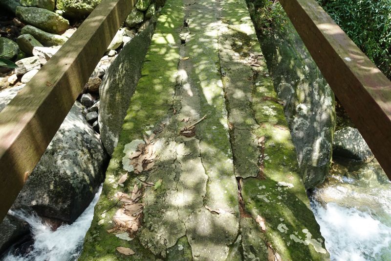 「三板橋」是由三片石板拼湊而成，因而得名。(photo by 欣單車)