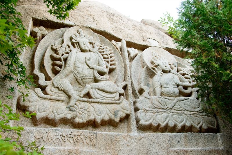 海棠山花崗岩上，雕有許多儀態萬千的佛像，被譽為藏傳佛教摩崖造像藝術名山。