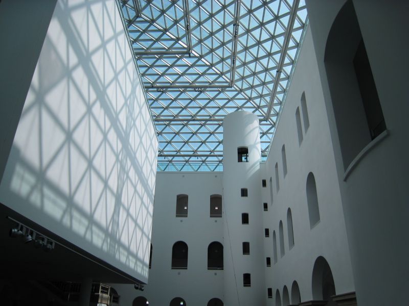 金屬結構桁架與玻璃共同覆蓋出巨大的室內挑空中庭，光線在此悠遊演出。(攝影/林芳怡)