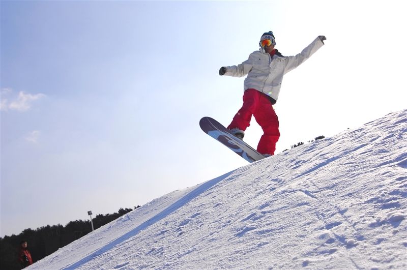白清寨滑雪場設有空中技巧訓練的相關設施。