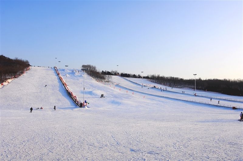 可同時容納四千人的怪坡滑雪場,齊聚各種冰上運動設施。