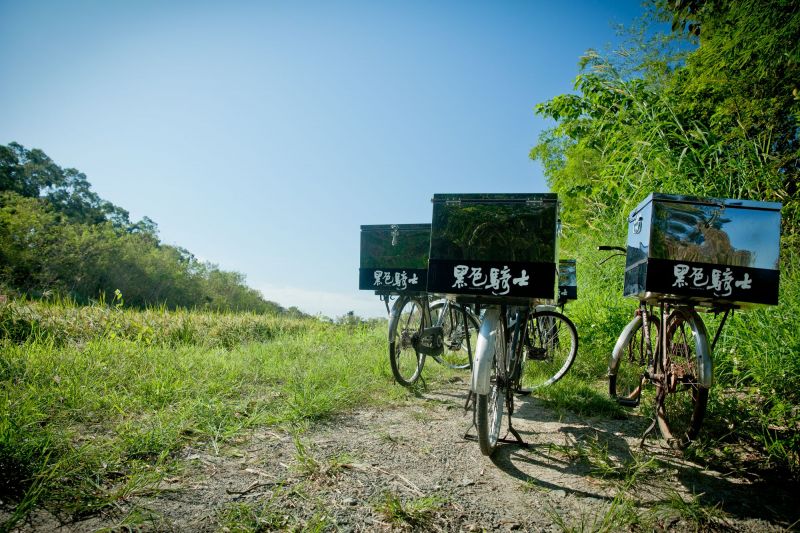 老鐵馬的小櫃子如今多放著垃圾袋和長夾,穿梭田間小巷的同時,也維護美好環境。(大白提供)