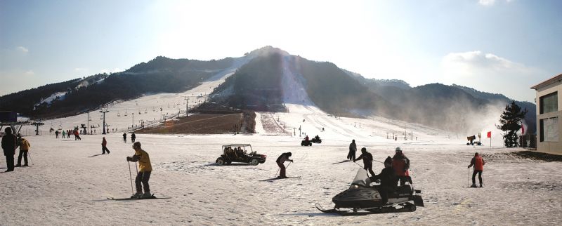 滑雪、泡湯同享,是遼寧一大特色旅遊。