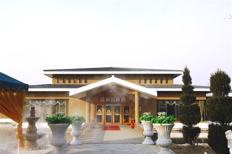 銘湖滑雪場附設溫泉館,以多樣化的複合式溫泉為主。