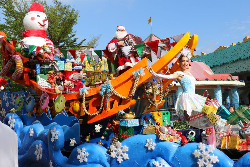 麗寶樂園自即日起推出繽紛歡樂的【冰雪聖誕】花車大遊行／圖 麗寶樂園提供