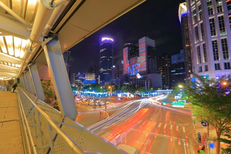 板橋車站空橋賞光雕。(攝影/林文棟提供)
