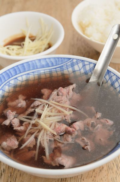 永樂牛肉湯，粉嫩的肉質具有嚼勁，鋪上薑絲稍稍去腥，搭上鮮甜的湯頭，令人垂涎。（蘇國輝攝影）