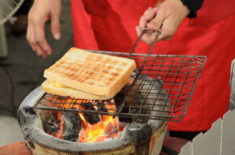 遵循傳統古早味，透過小烤盆的炭火烘烤吐司表面，酥酥脆脆的、還吃得到炭香味。（蘇國輝攝影）