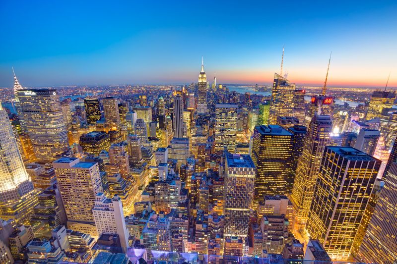 站在洛克斐勒中心頂端的觀景台Top of the Rock,看見紐約璀璨夜色。(照片提供:123RF)