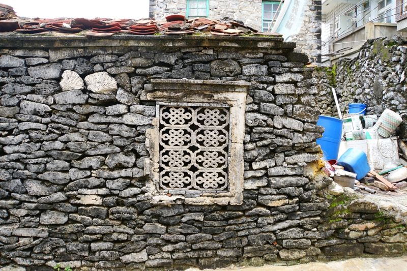 咾咕石是澎湖當地常見的傳統民居建材,本質是碳酸鈣十分堅硬,上頭細小的孔洞使其具有絕佳的隔熱與隔音效果,適合用來築牆或建屋。;圖文提供/馬可孛羅