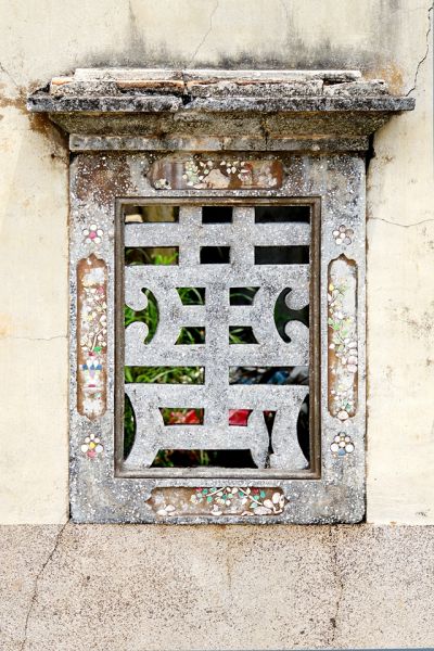 澎湖傳統老屋常見以泥塑或磚砌成文字的花窗,尤其以「囍」、「萬」、「壽」字最為常見,窗外框常以剪黏、貝殼等排列成花與花瓶、蝴蝶、蟲鳥等裝飾,成為地區的建築特色。