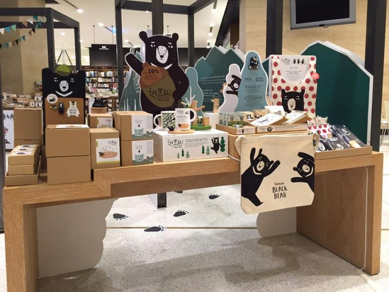 展場也有知音文創有熊國的文創商品。(照片/台灣黑熊保育協會提供)