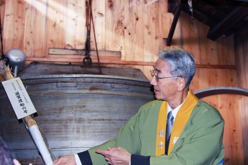 藏元 藤居本家 山本和己先生正在說明釀酒過程。圖攝/酸鼻子