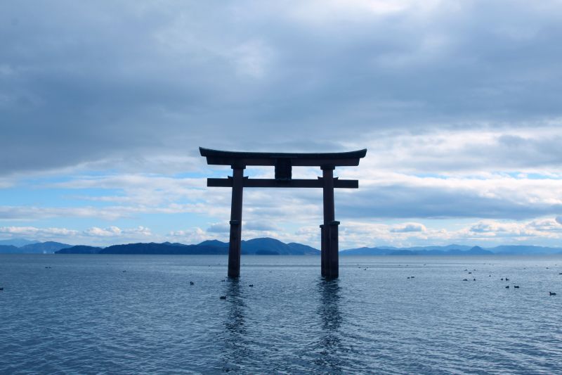 以沖島作為背景的白鬚神社，有近江之嚴島的稱號，孤傲姿態如同漂浮於琵琶湖中；自然而然，沒有過多華麗的裝飾，卻耐看十足。圖攝／酸鼻子