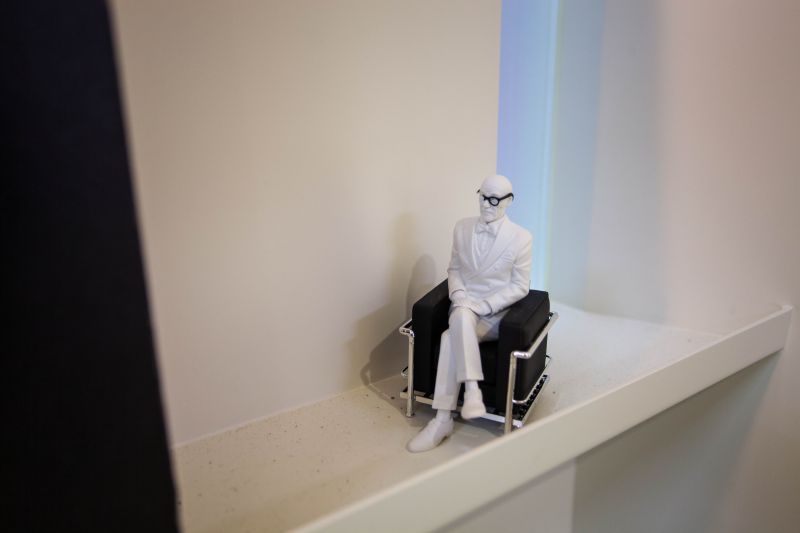 柯比意及其設計的造型椅模型也成為辦公室裡的重要擺飾;攝影/蘇琨峯