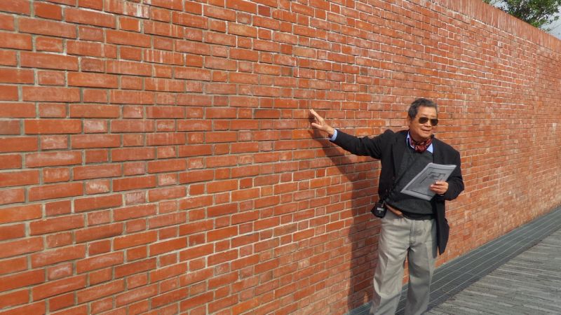 詹勳次建築師談砌磚的工法及其組合能產生的各種可能；攝影：王進坤
